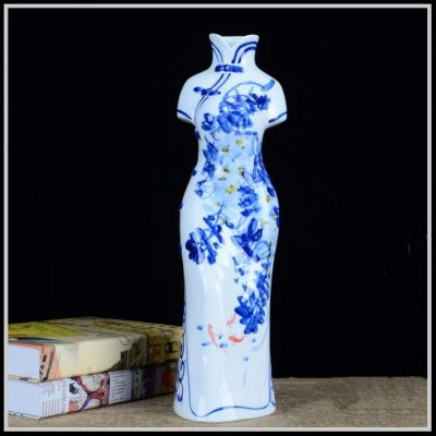 Jarrón Escultura Cheongsam de Porcelana Azul y Blanco Pintada a Mano